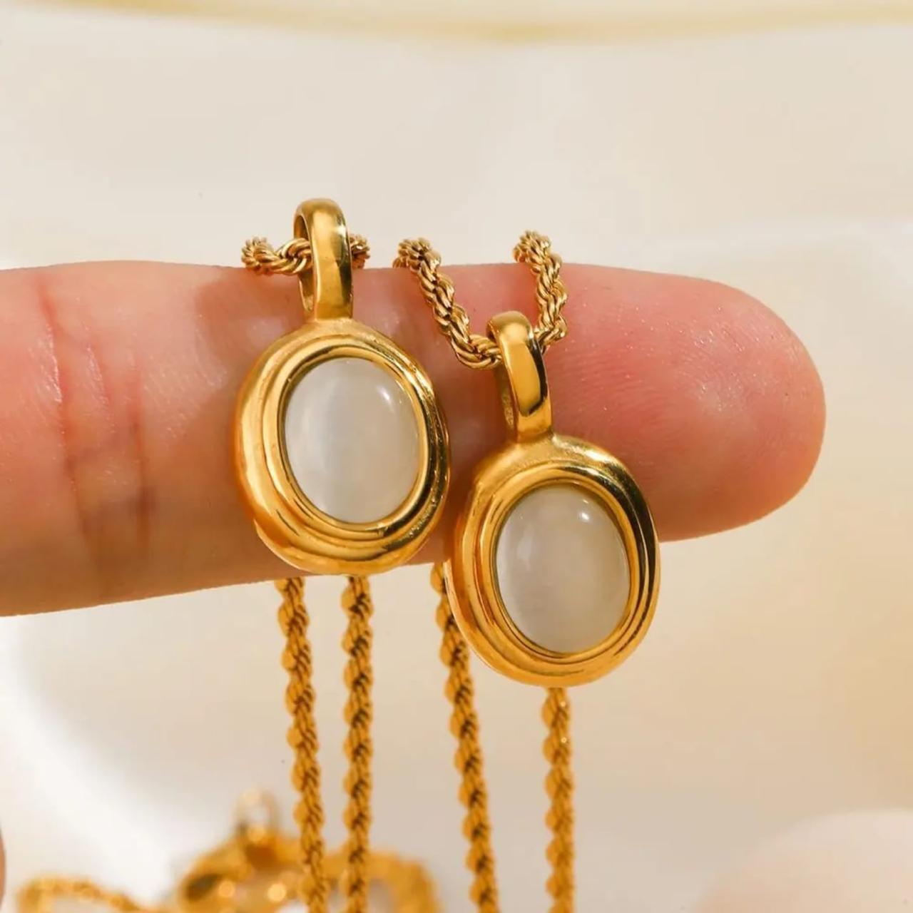 WHITE STONE NECKLACE